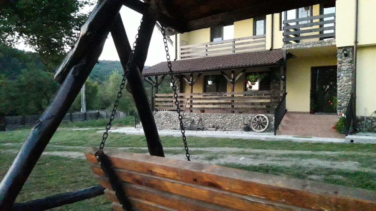 Pensiunea Gradinarilor Cu Ciubar Si Statie De Incarcare Electrica Auto Comanesti  Exterior foto
